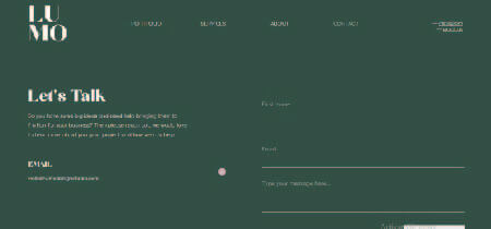 Letras blancas sobre fondo verde en la página de contacto de la web Lumo Desing