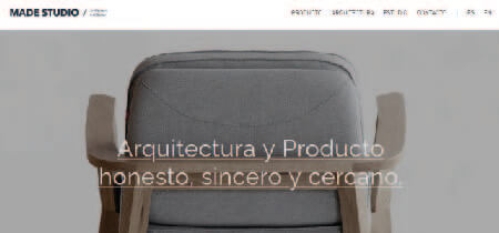 Silla gris y beige en la homepage de la web de arquitectura "Made Studio"