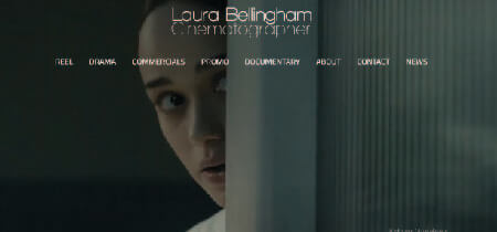 Fotografía de una mujer asomándose tras una pared en la homepage de la página web de Laura Bellingham 