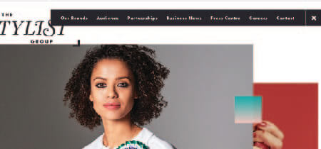Fotografía de mujer con el pelo rizo en captura de pantalla de la web "The stylist group"