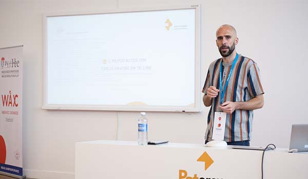 Álvaro Torres conectando una web con un CRM y un ERP en su portátil